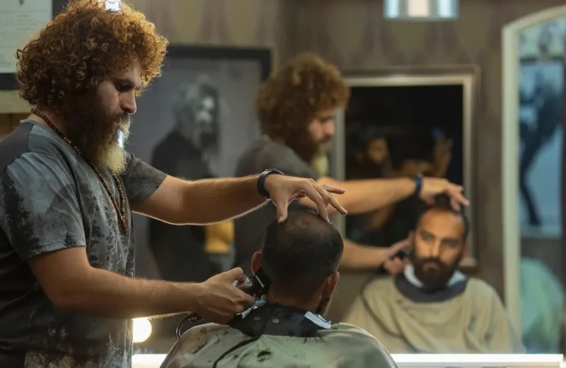 Klasyczny Slick Back – fryzura z charakterem, czyli jak zaczesać włosy do tyłu